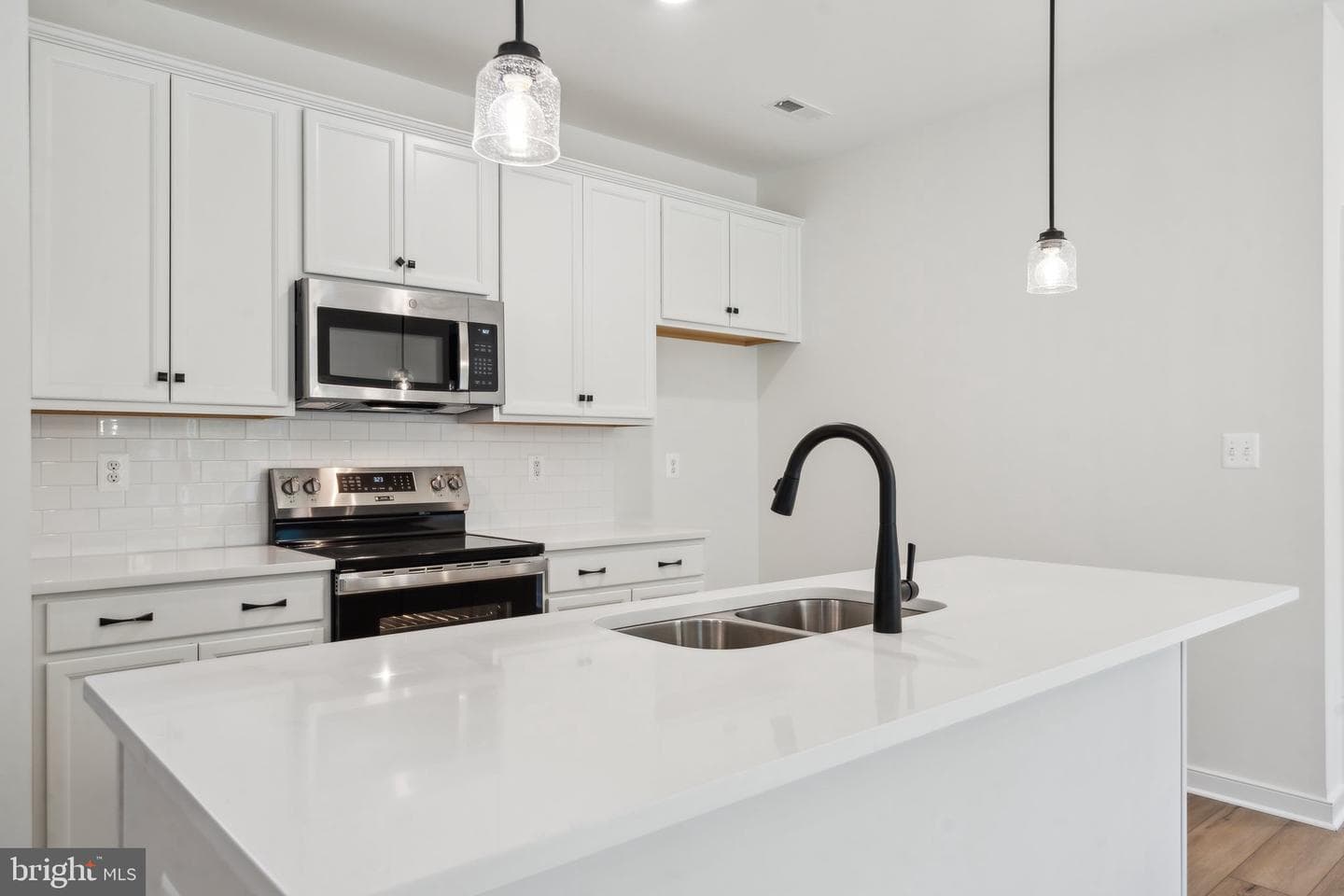 405 Richmond Avenue photo 9