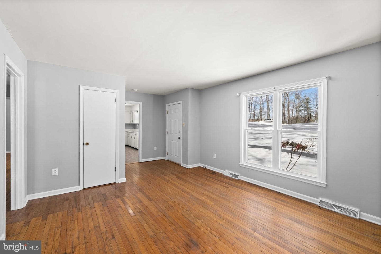 727 Chalklevel Road photo 4