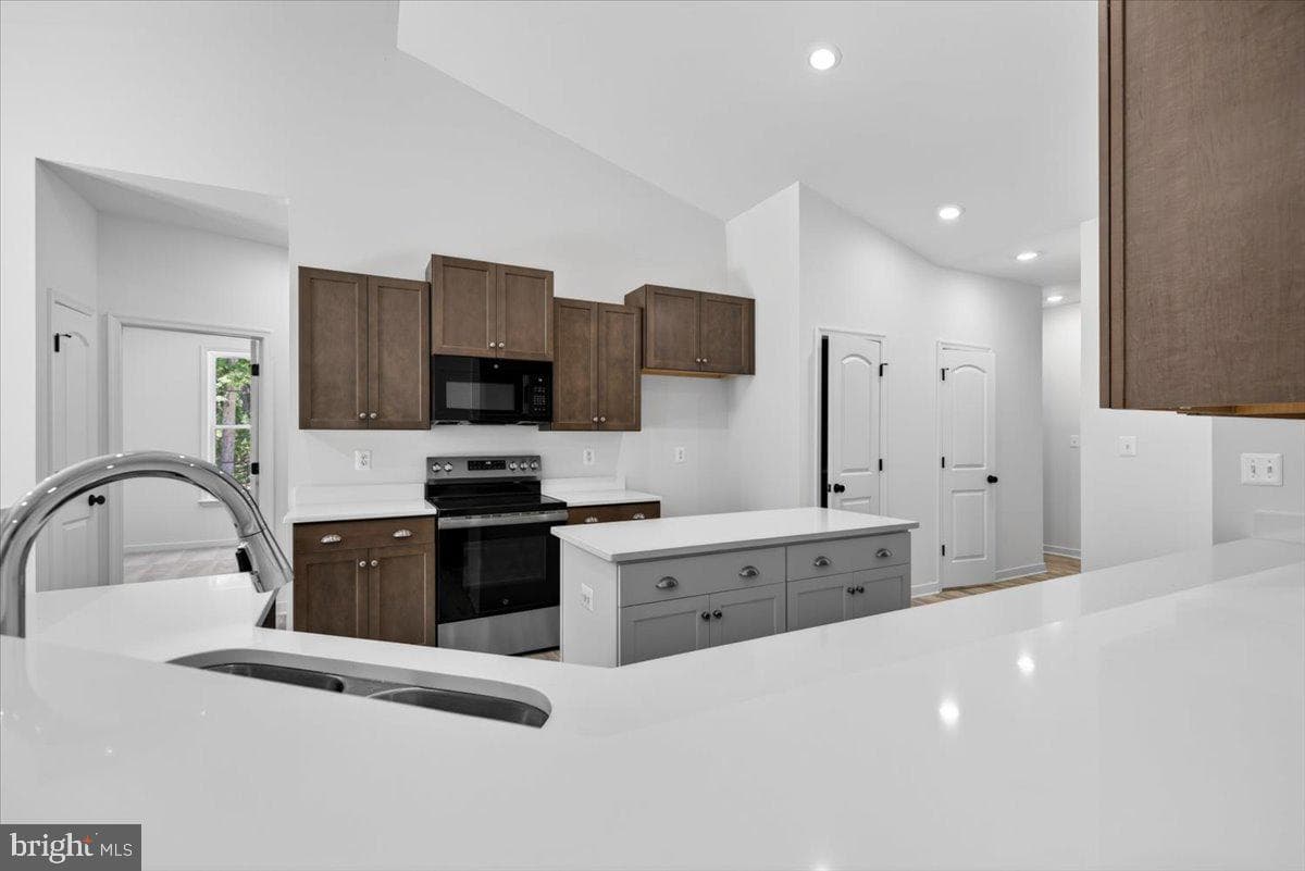 615 Traveller St photo 44