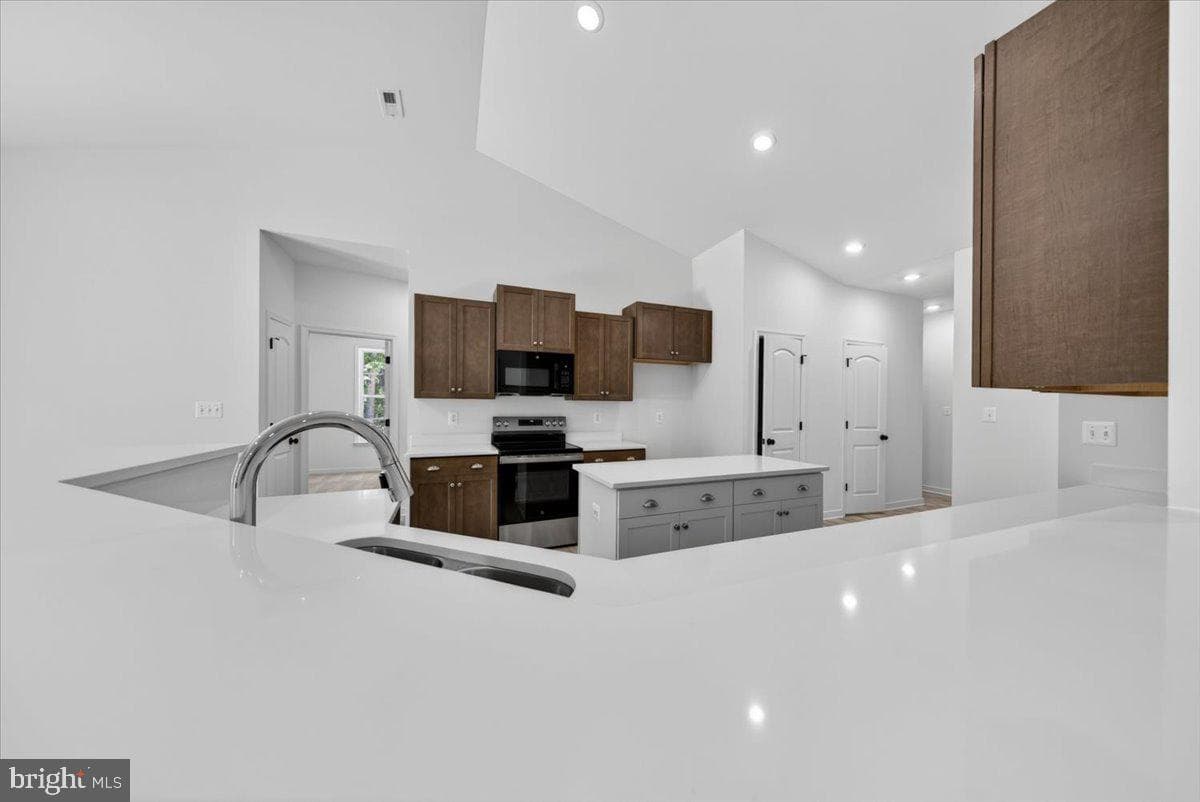 615 Traveller St photo 45