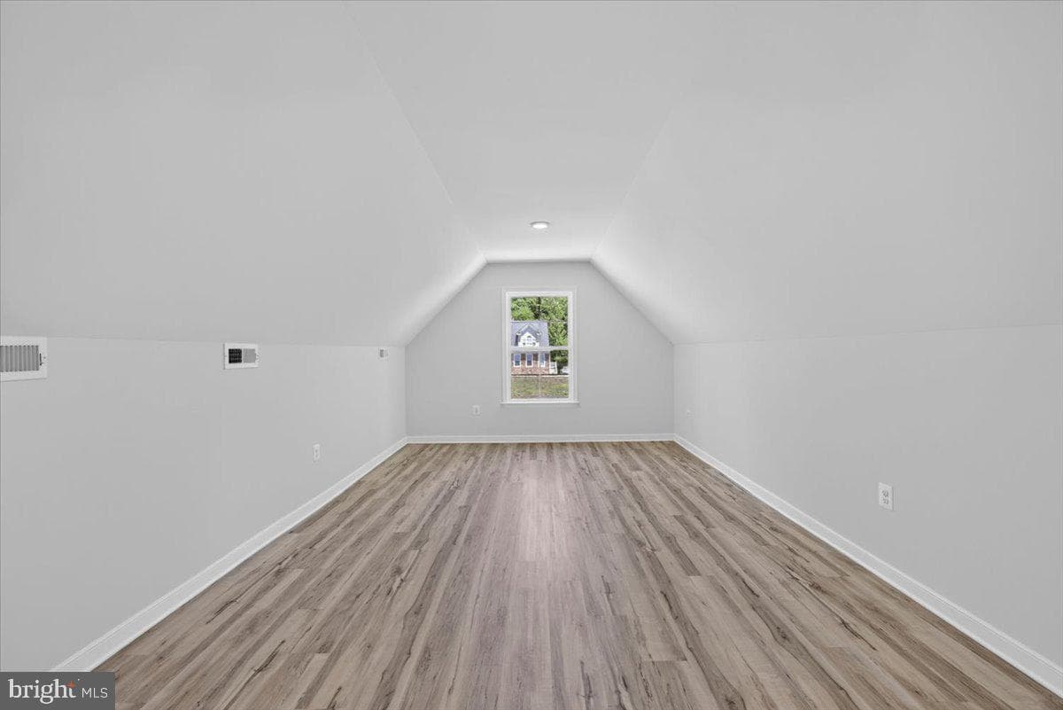 615 Traveller St photo 67