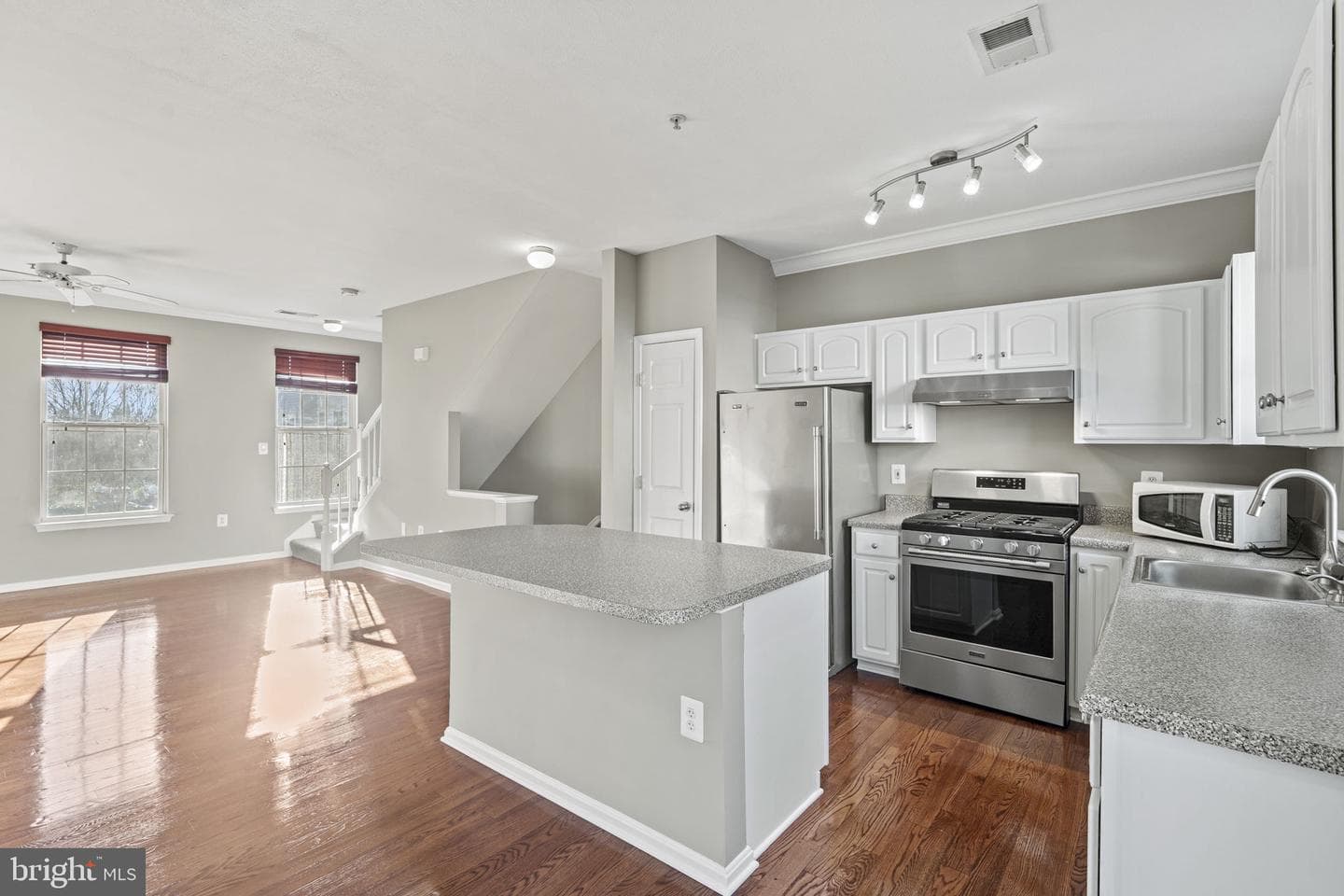 21813 Kelsey Square photo 12