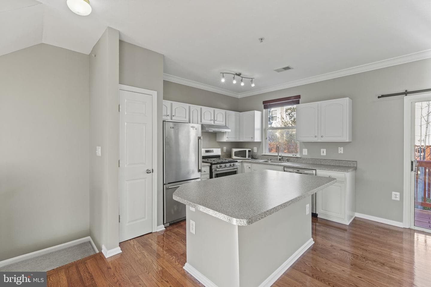 21813 Kelsey Square photo 9