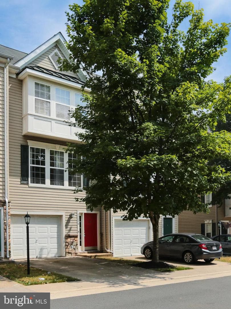 23098 Fontwell Square photo 1