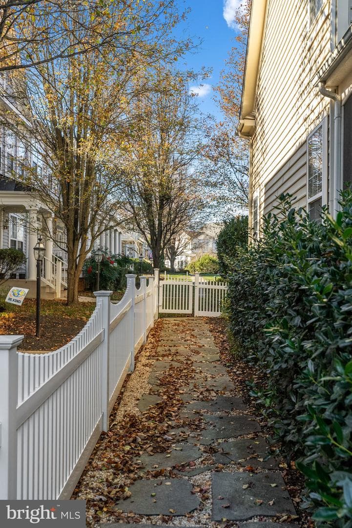 538 Gentlewood Square photo 94