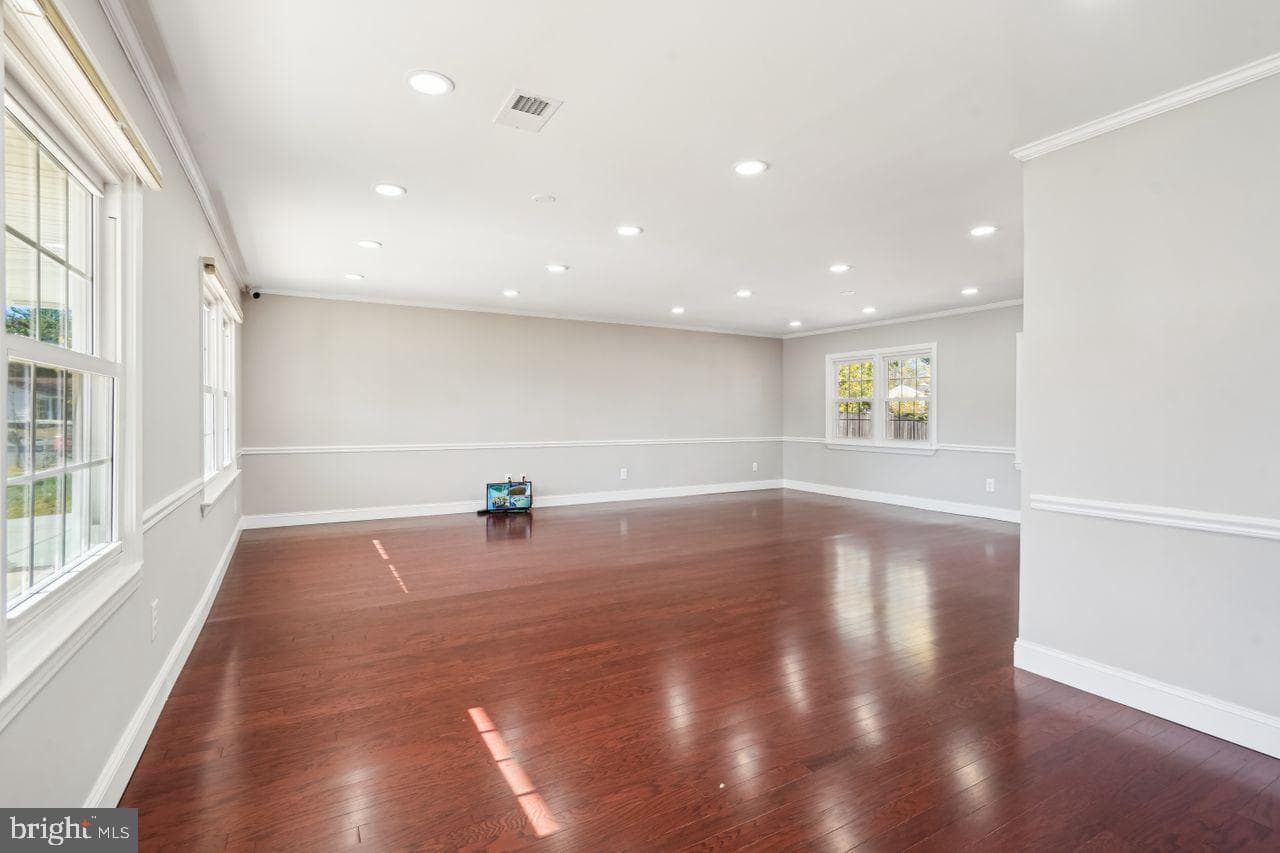 1105 E Holly Avenue photo 10