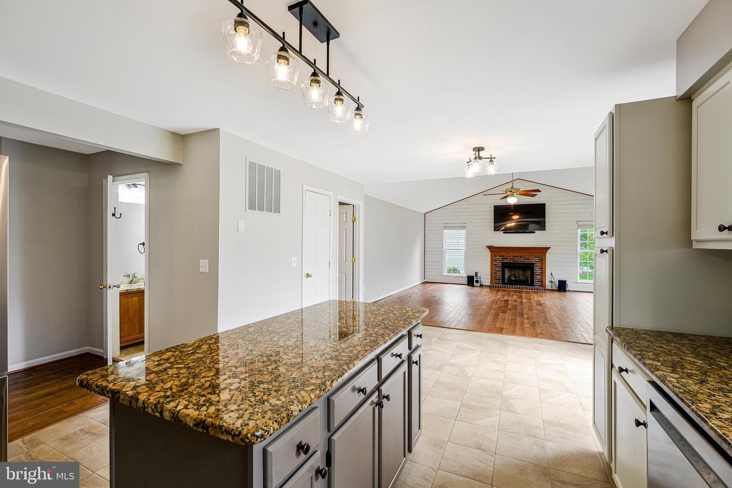 218 Foxborough Drive SW photo 10