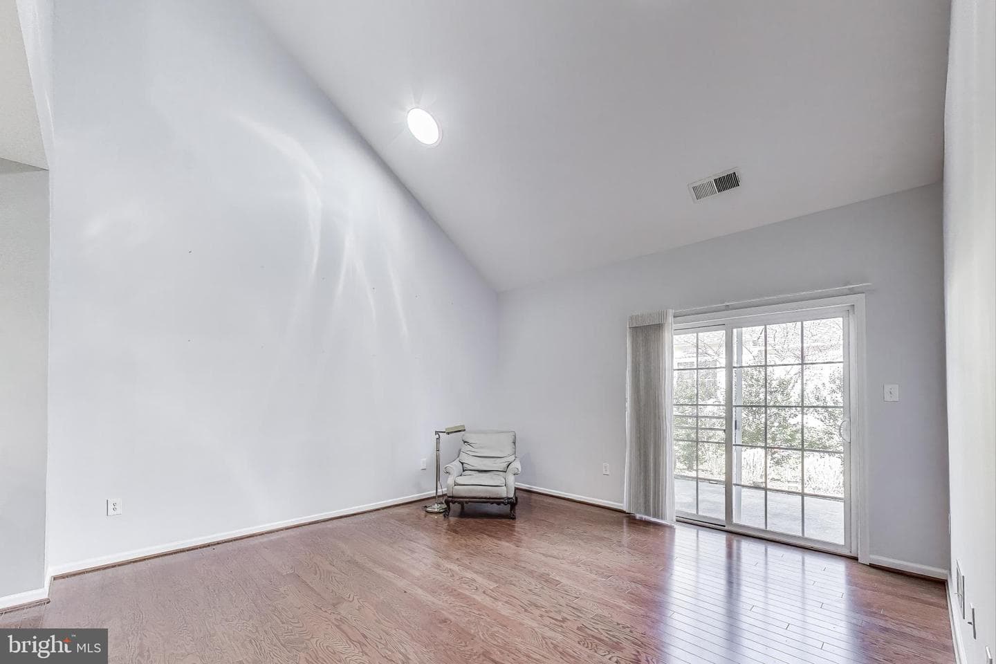 44360 Maltese Falcon Square photo 15