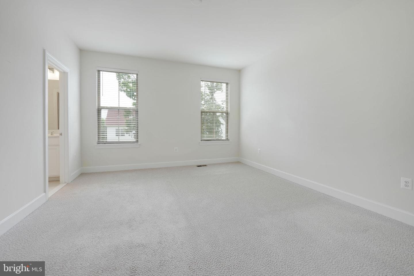 45399 Daveno Square photo 17