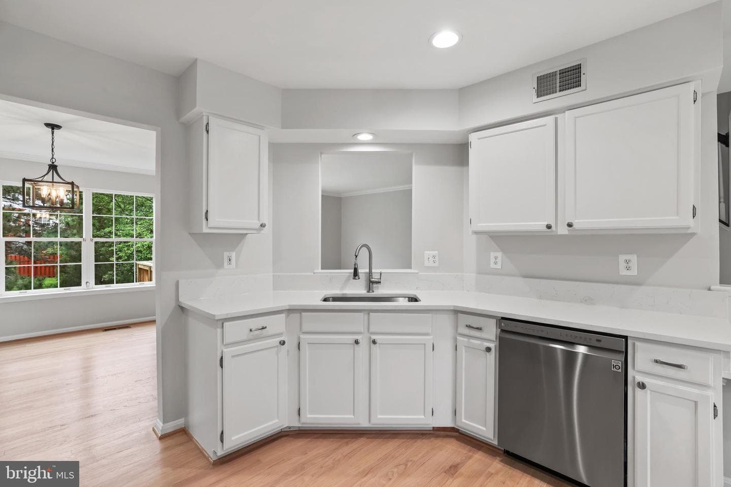 43150 Gatwick Square photo 8
