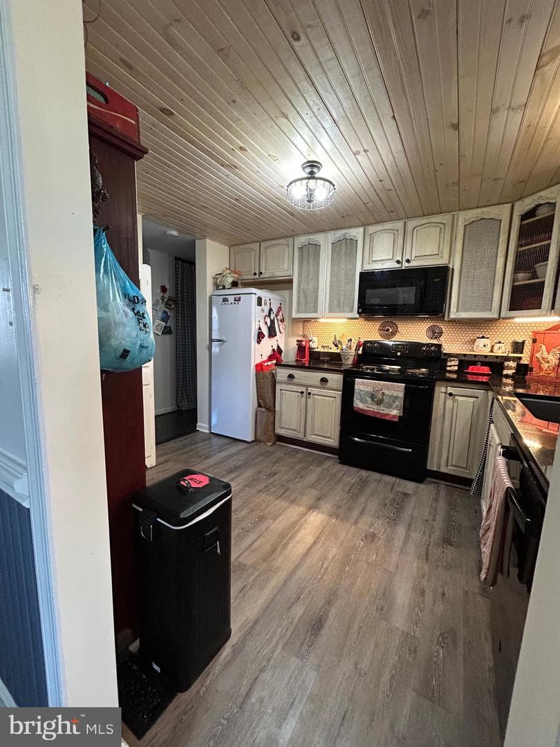 229 Applegate Drive photo 4