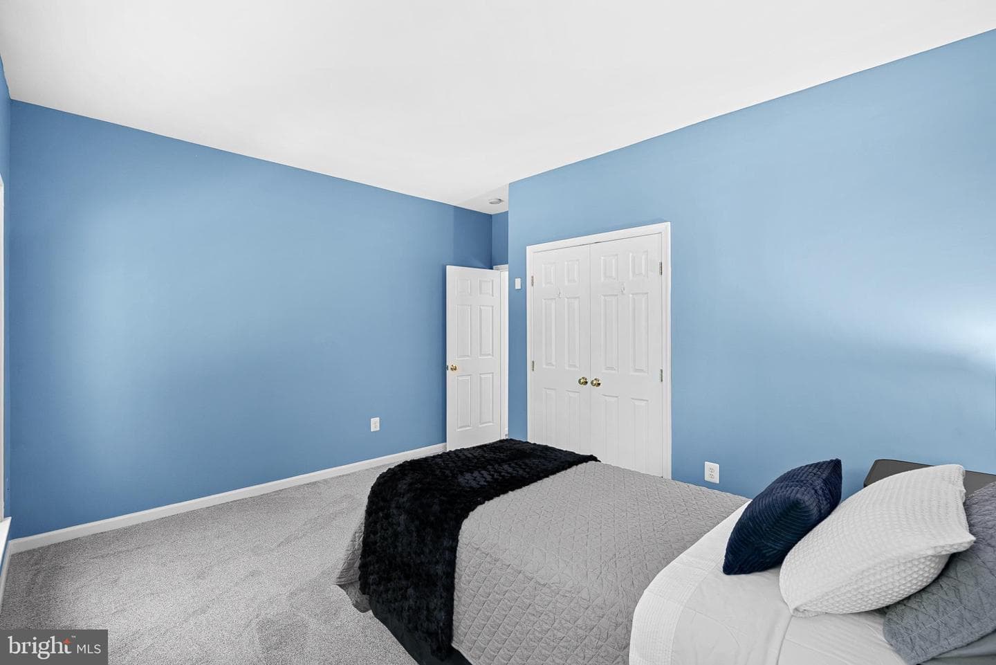 409 Bolingbrook Court photo 38