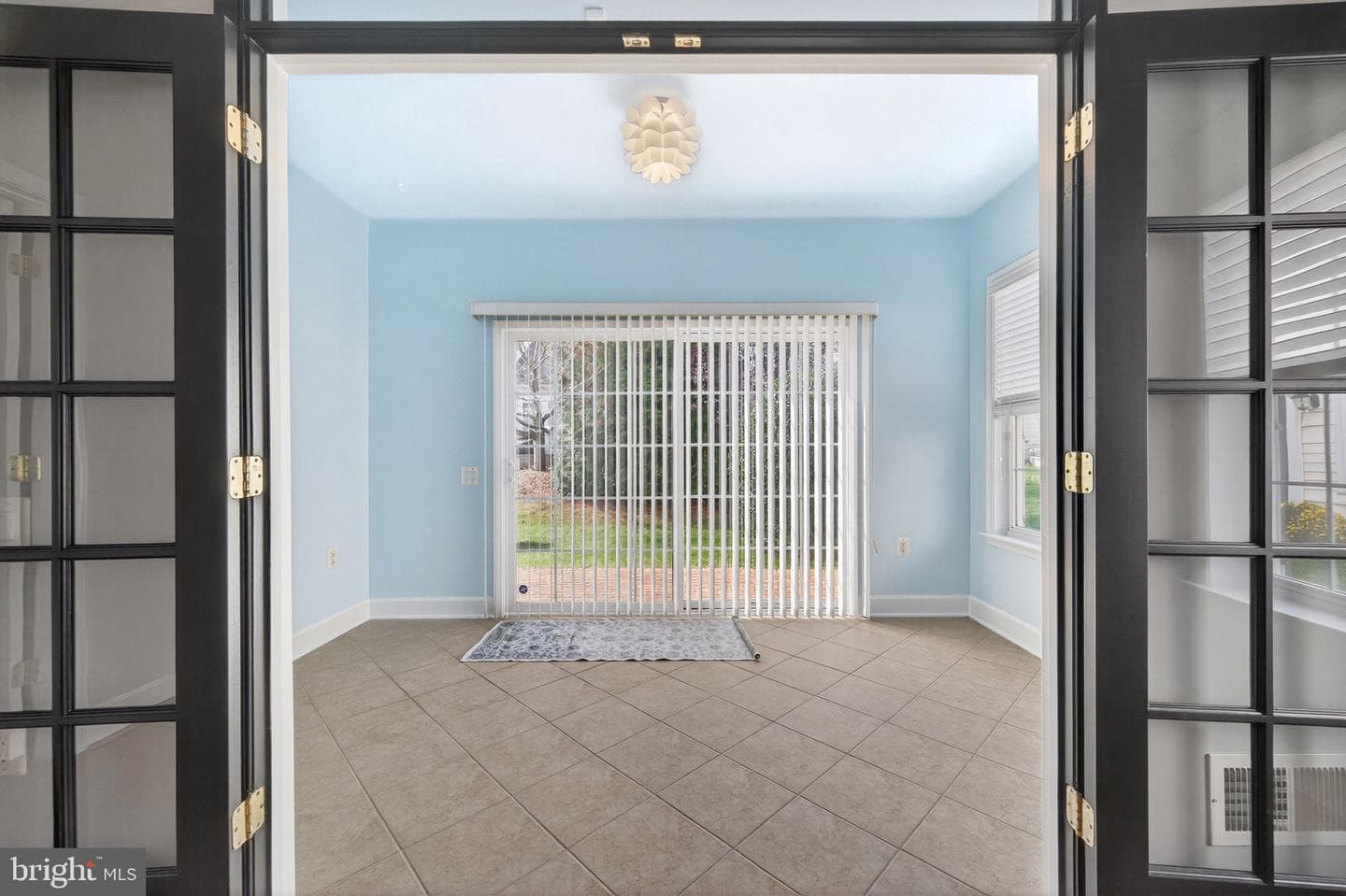 44489 Maltese Falcon Square photo 21