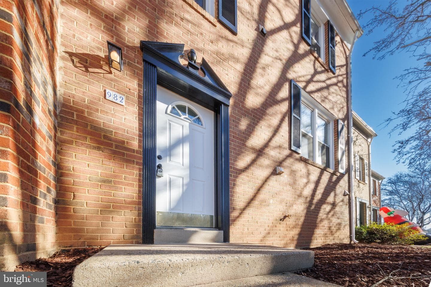 982 Holborn Court photo 2