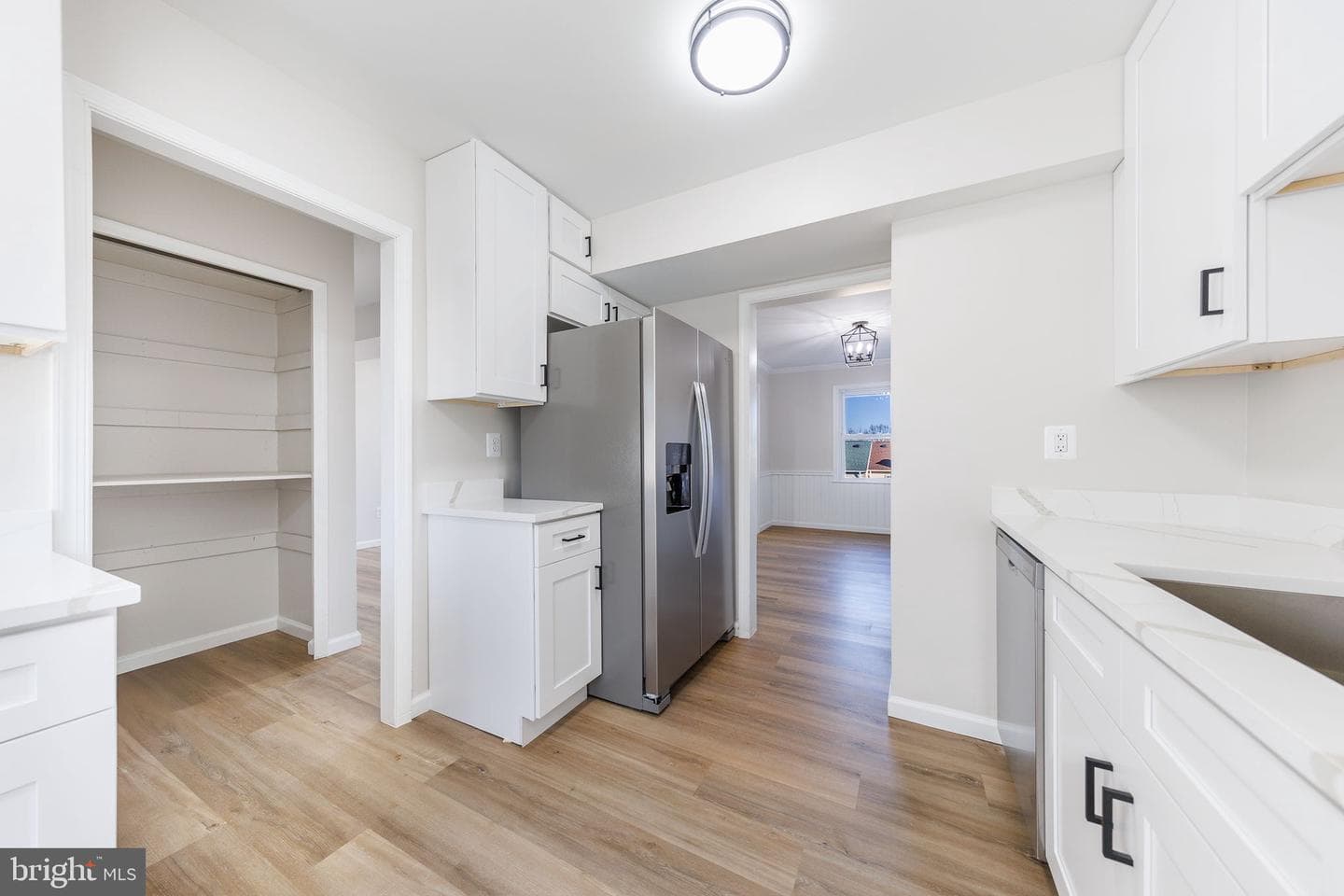 982 Holborn Court photo 6