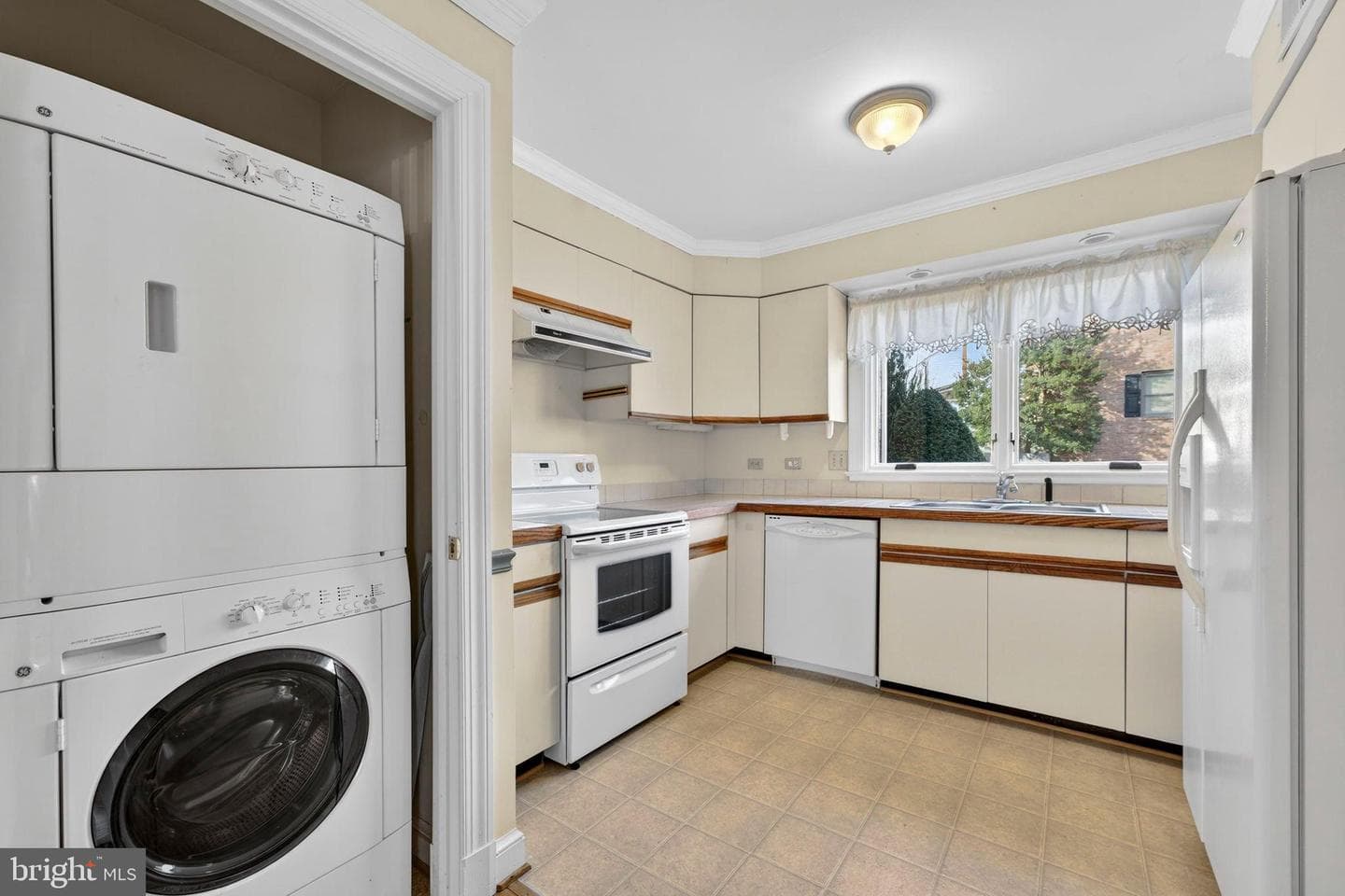 212 E Marshall Street photo 9