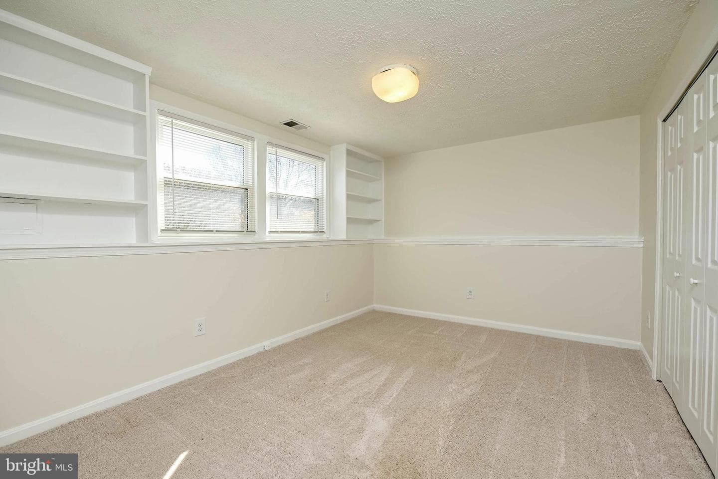 211 Amy Court photo 16