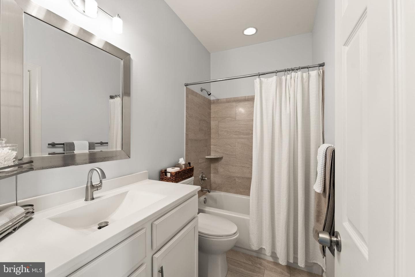 18168 Mill House Square photo 33