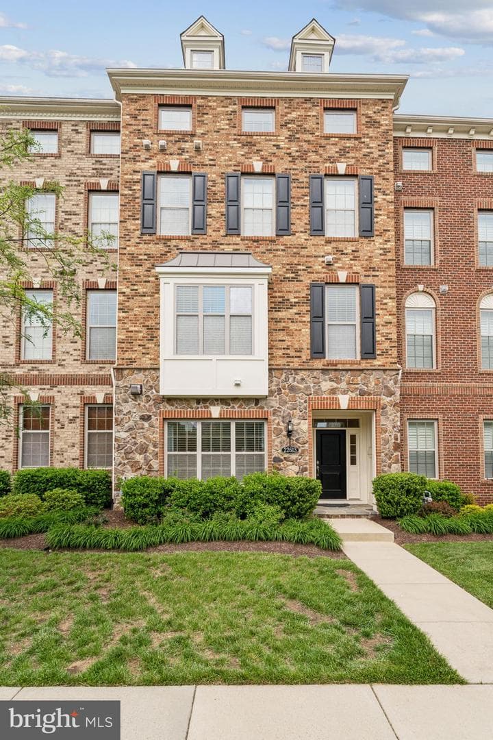 22613 Naugatuck Square photo 1