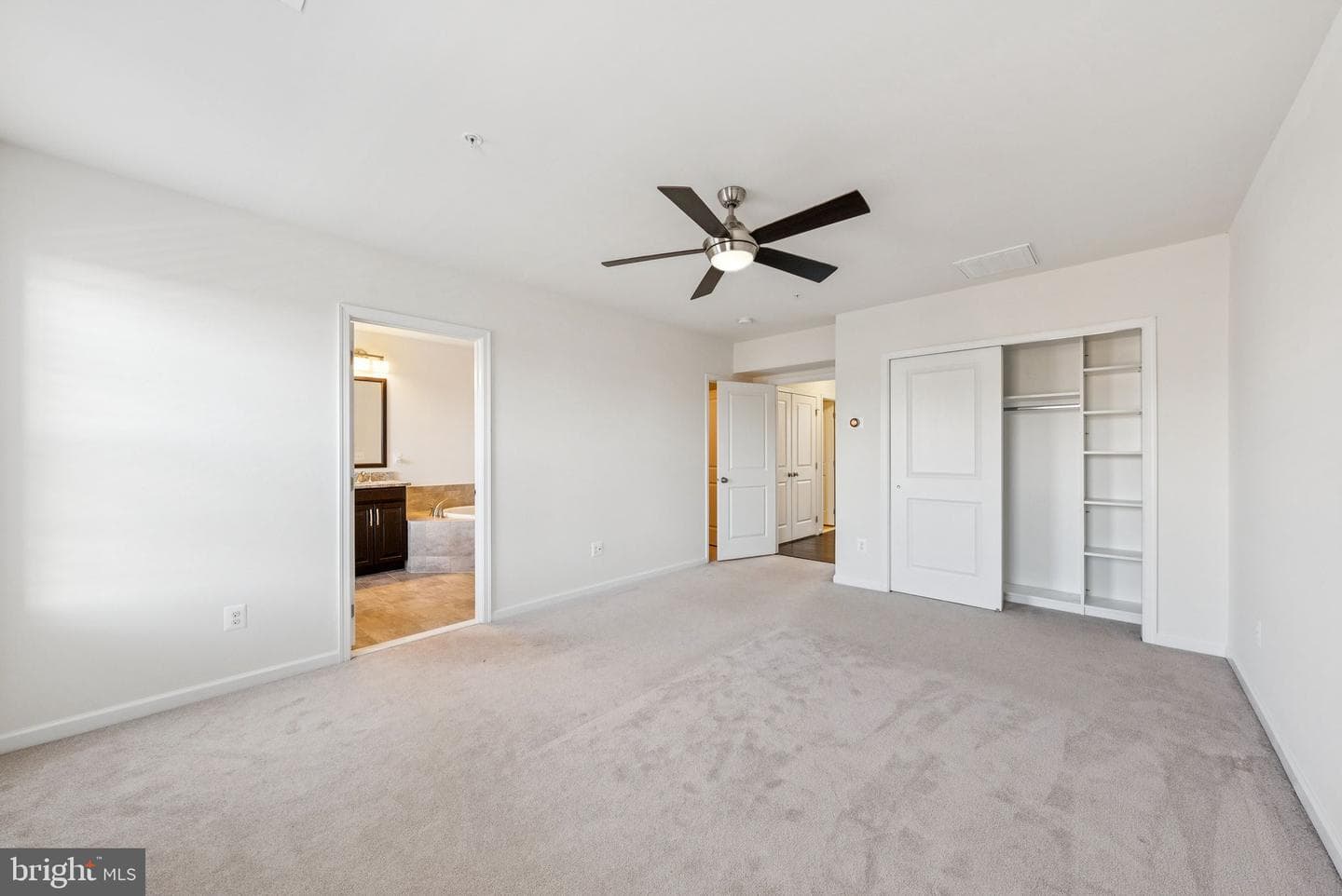 22613 Naugatuck Square photo 31