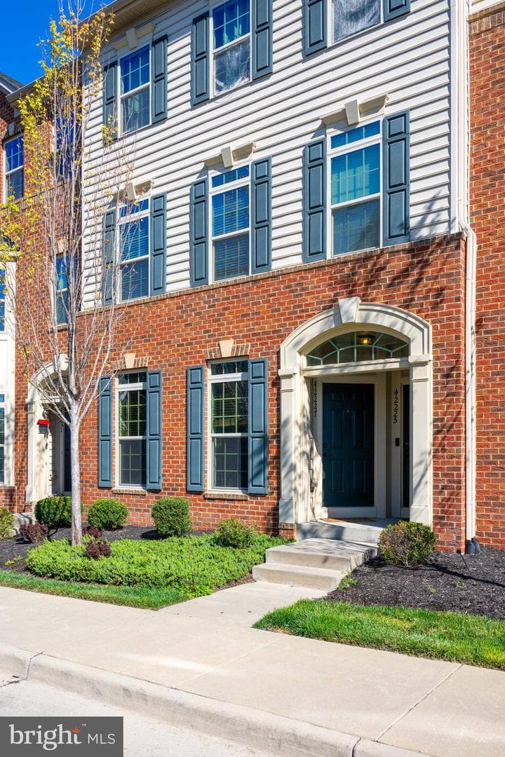 42227 Piebald Square photo 1