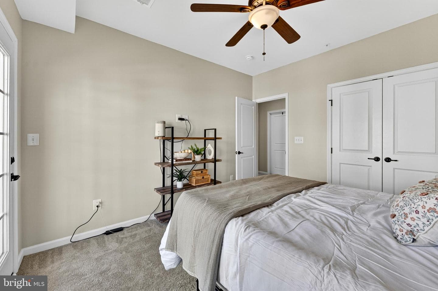 42227 Piebald Square photo 44
