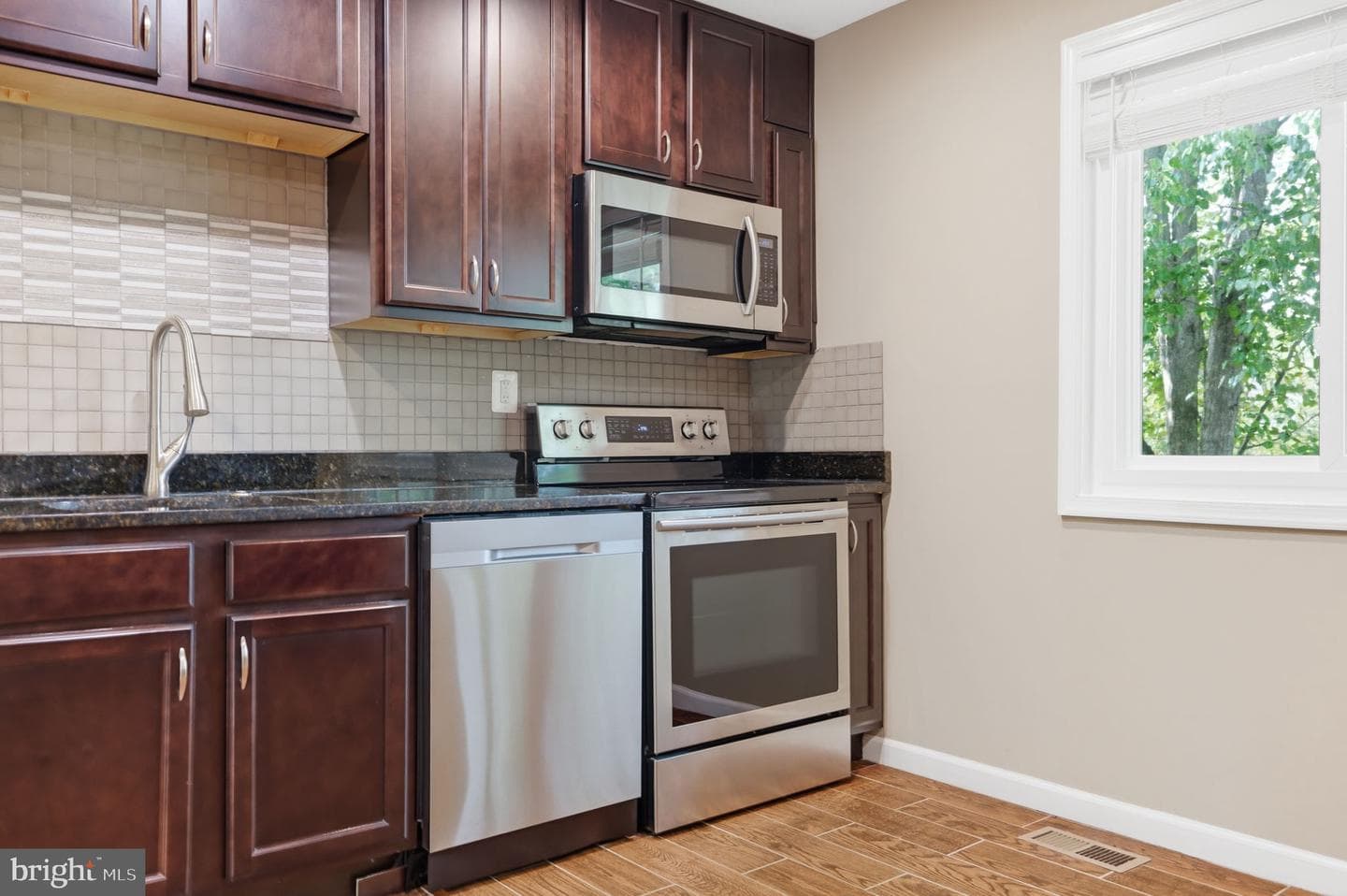 614 Giles Place photo 25