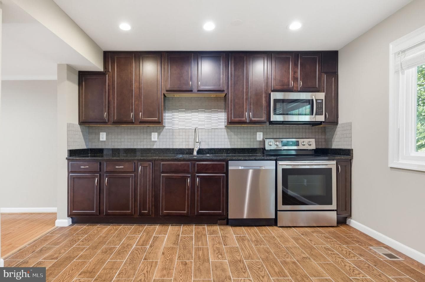 614 Giles Place photo 6