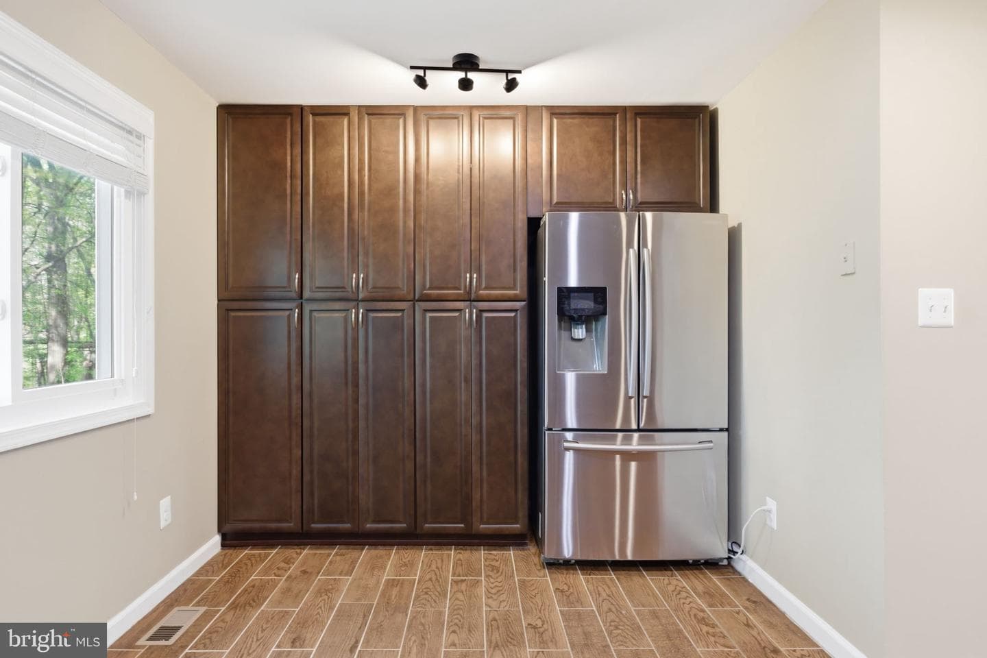614 Giles Place photo 7