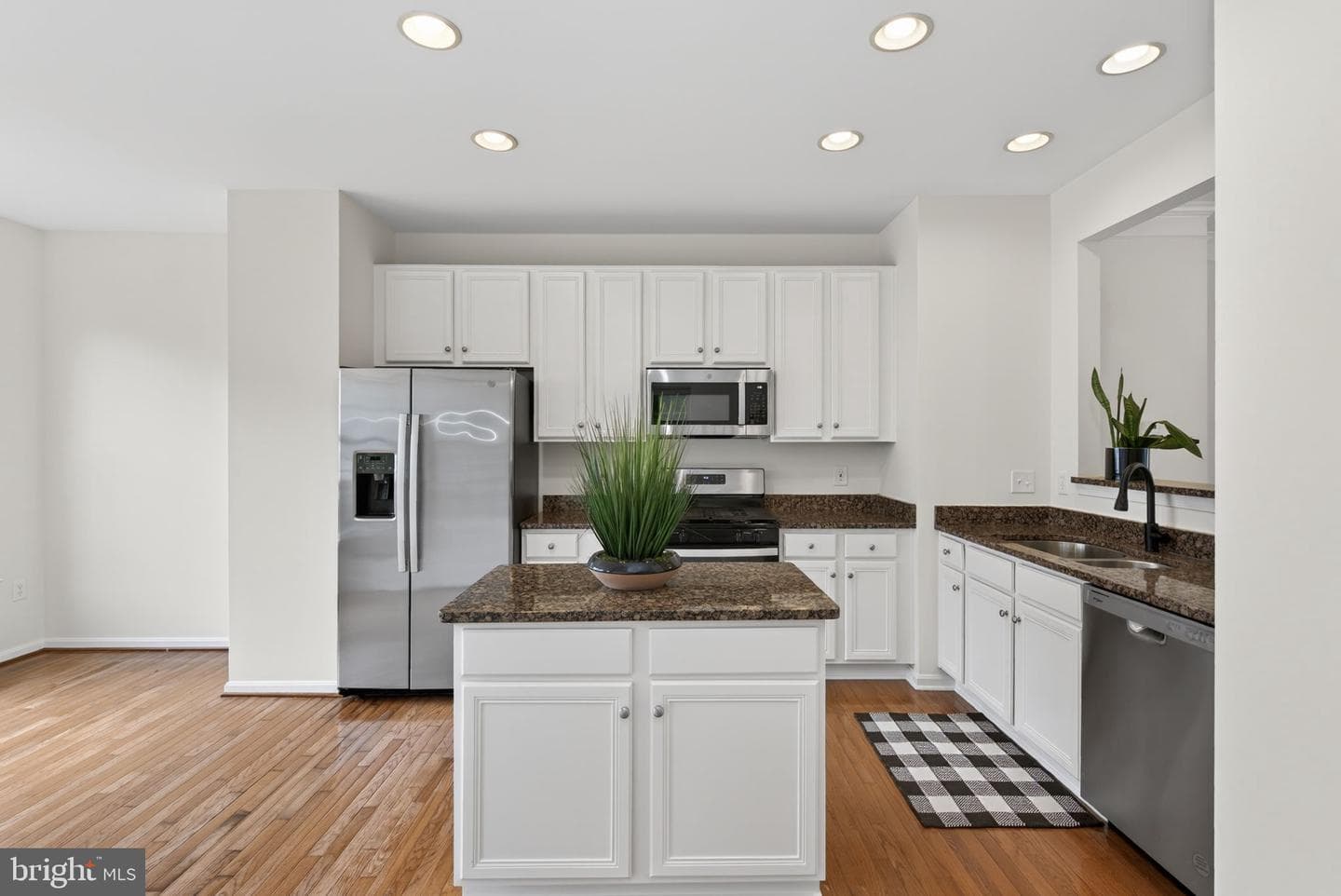 557 Edmonton Terrace NE photo 14