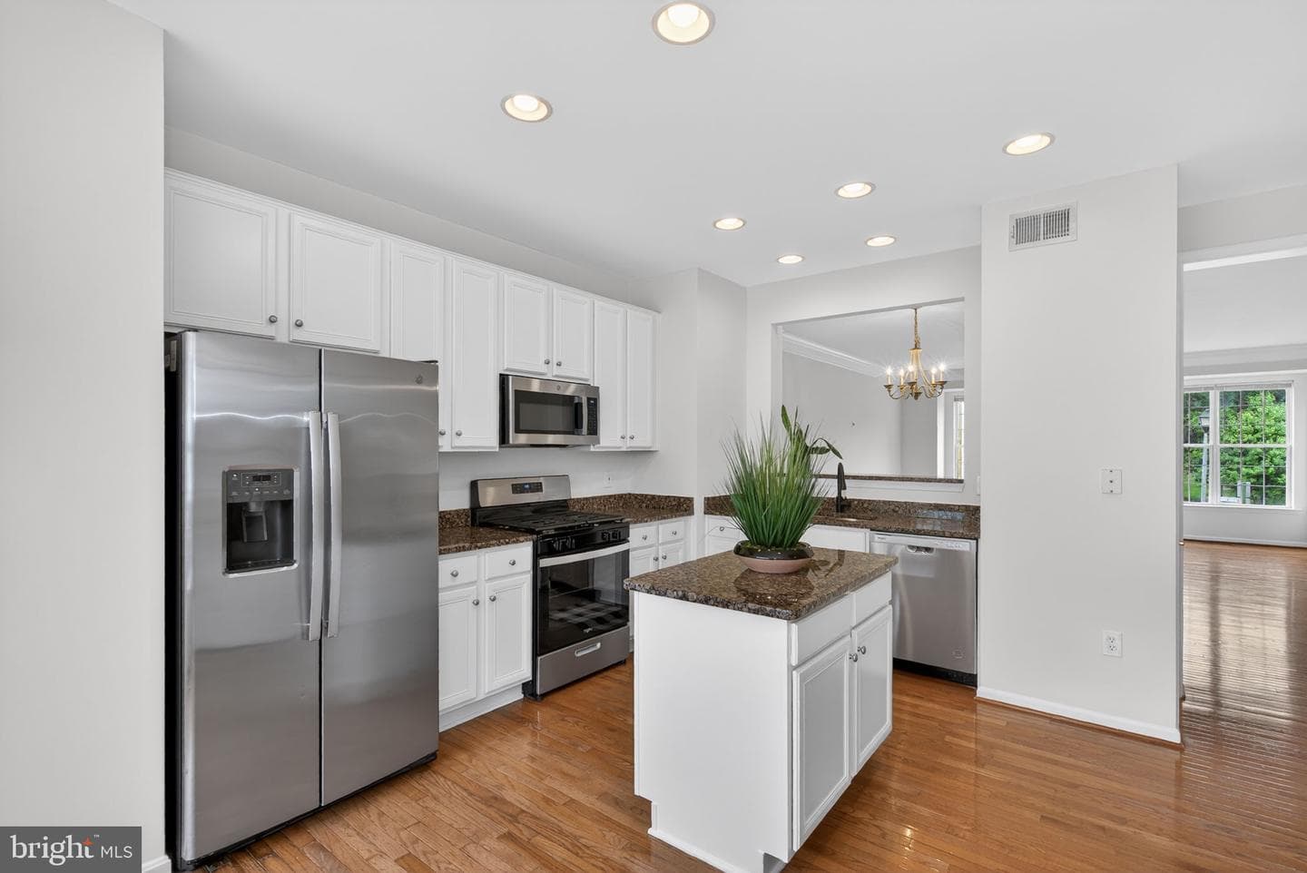557 Edmonton Terrace NE photo 17