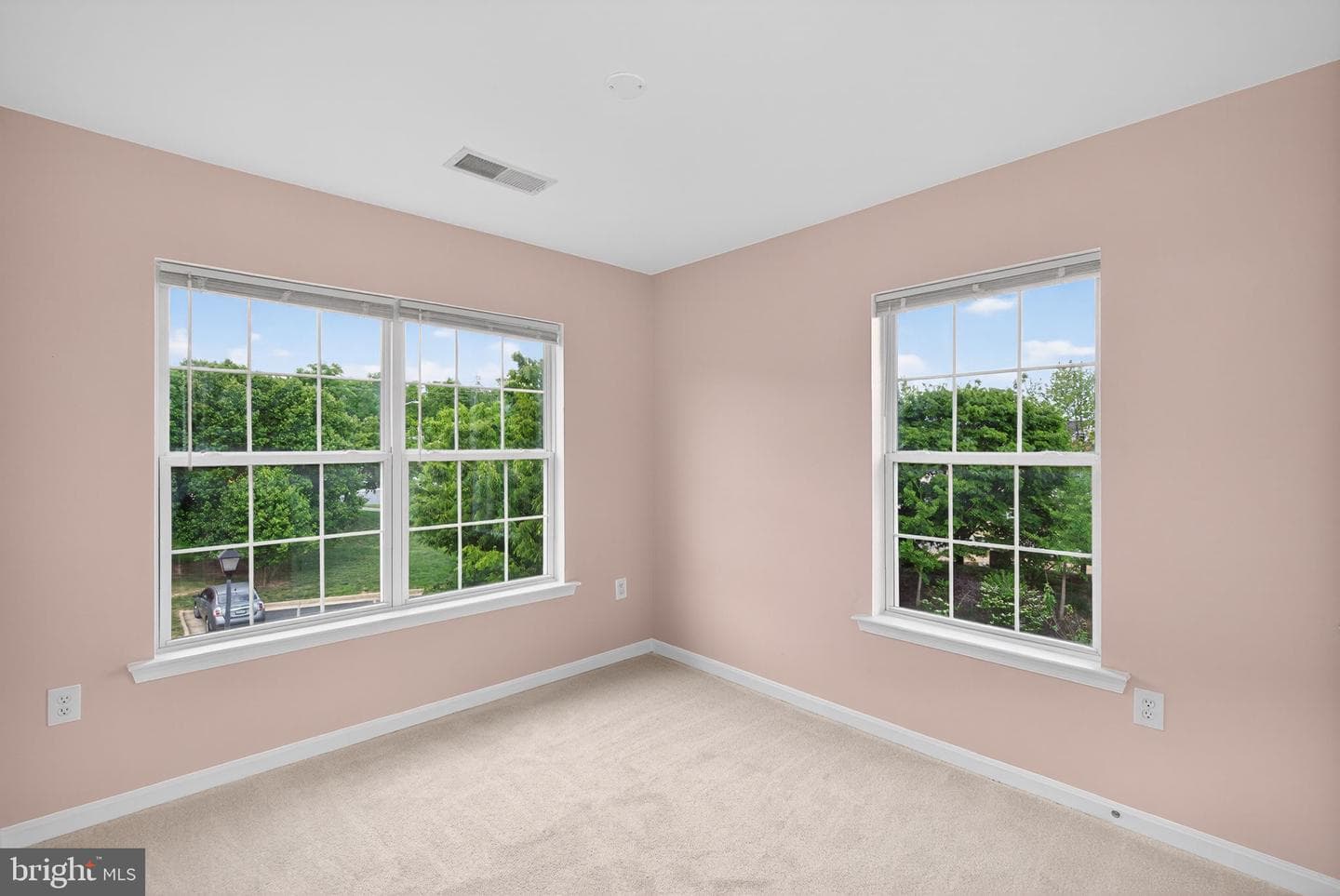 557 Edmonton Terrace NE photo 34