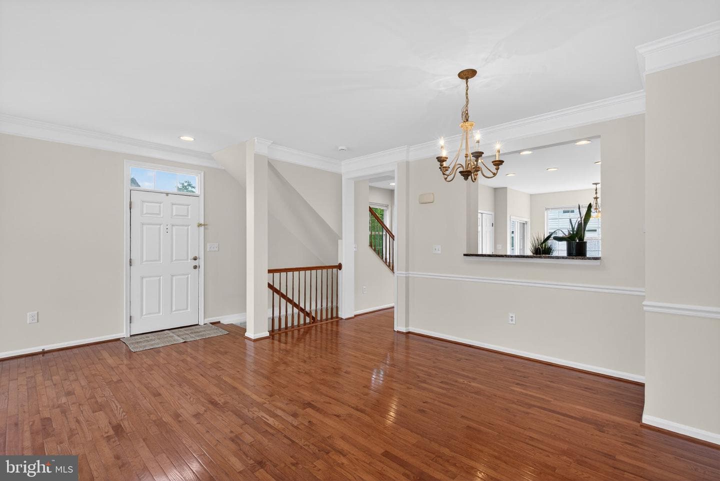 557 Edmonton Terrace NE photo 9
