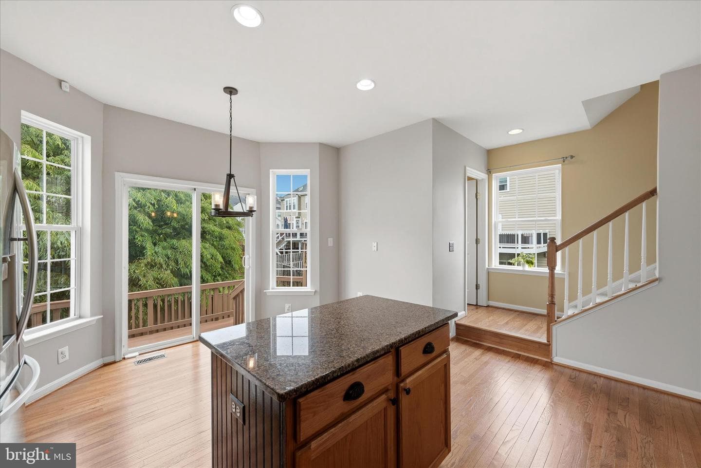 509 Edmonton Terrace NE photo 3