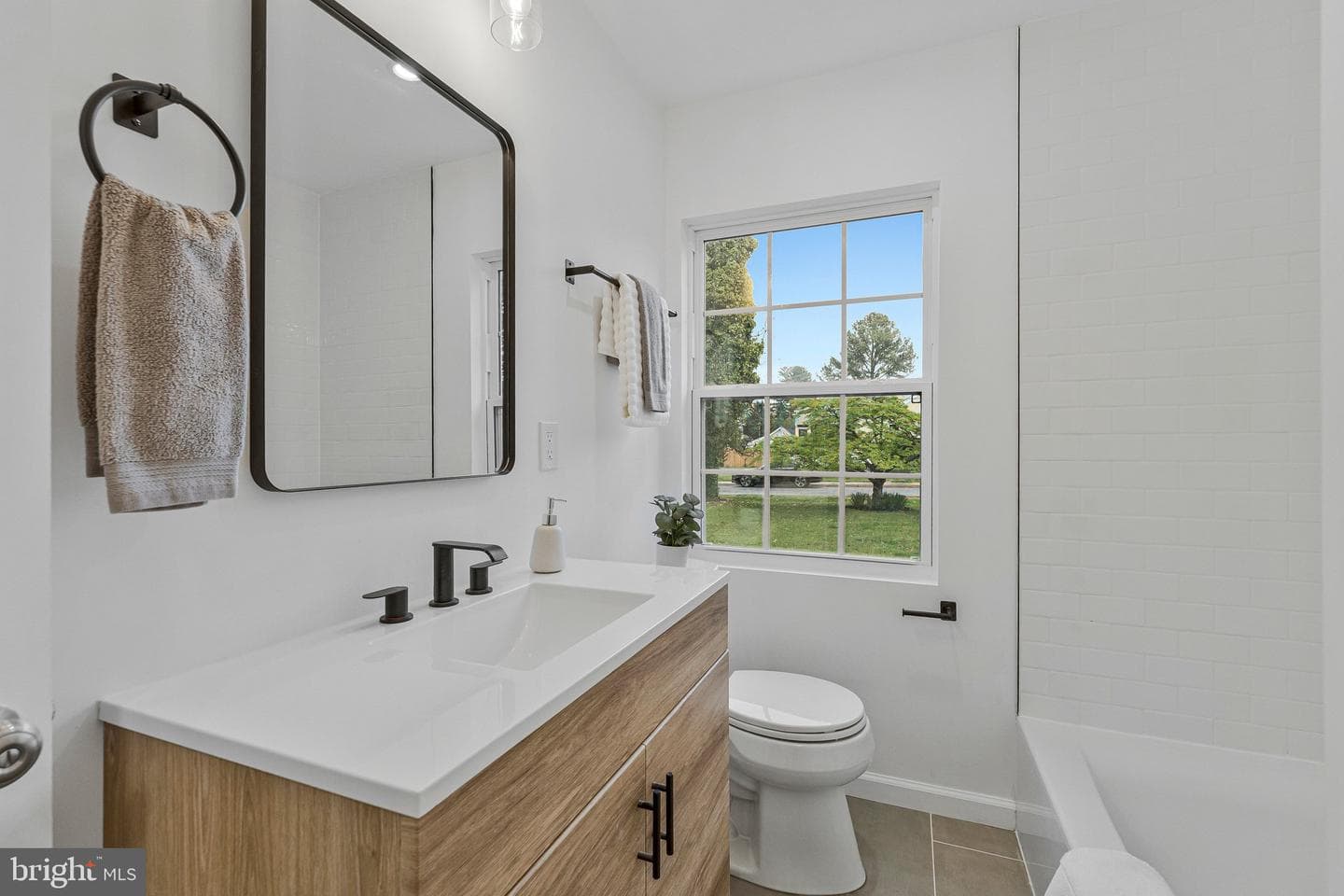 450 E E Street photo 16