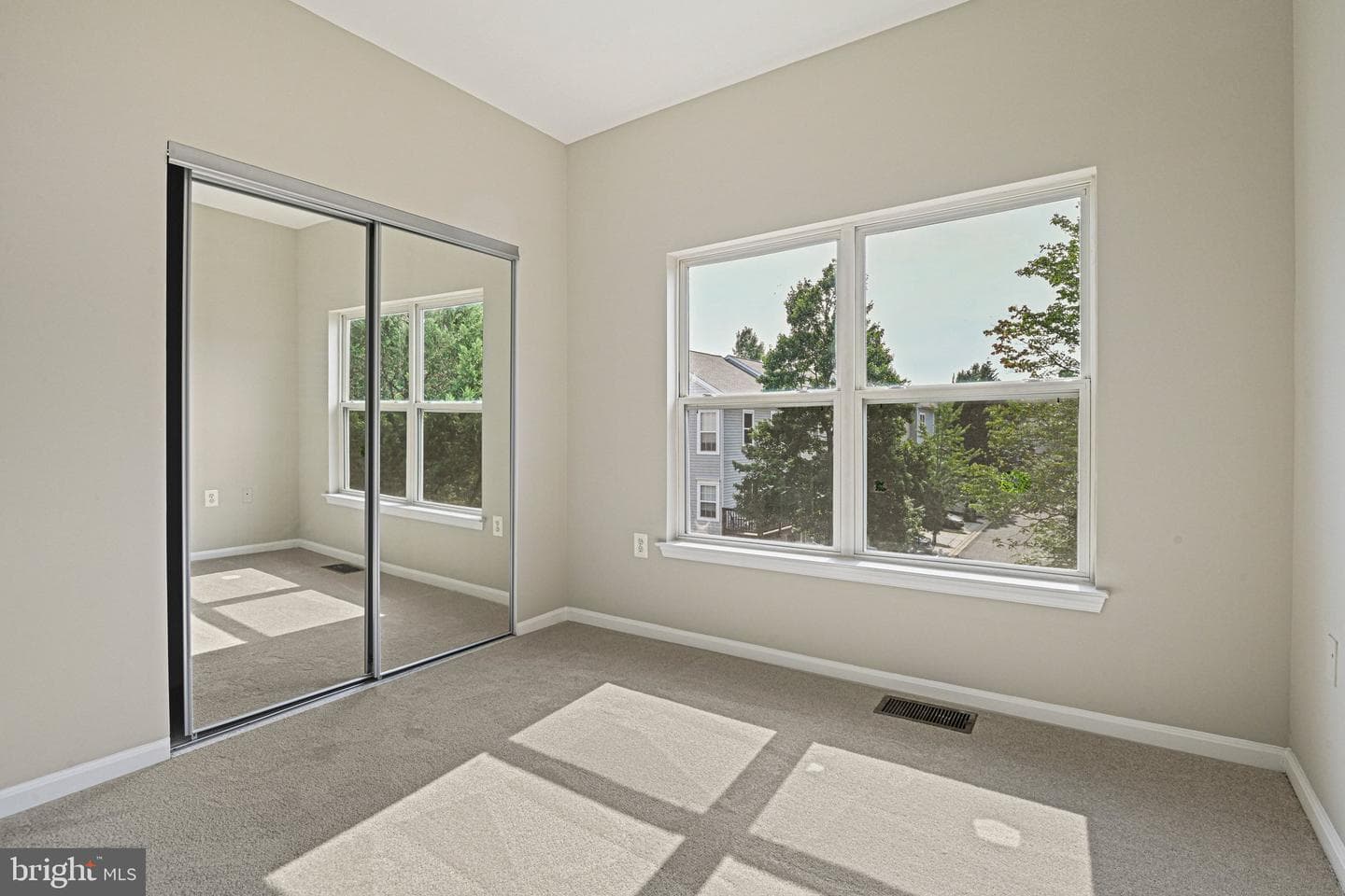 21792 Jarvis Square photo 29