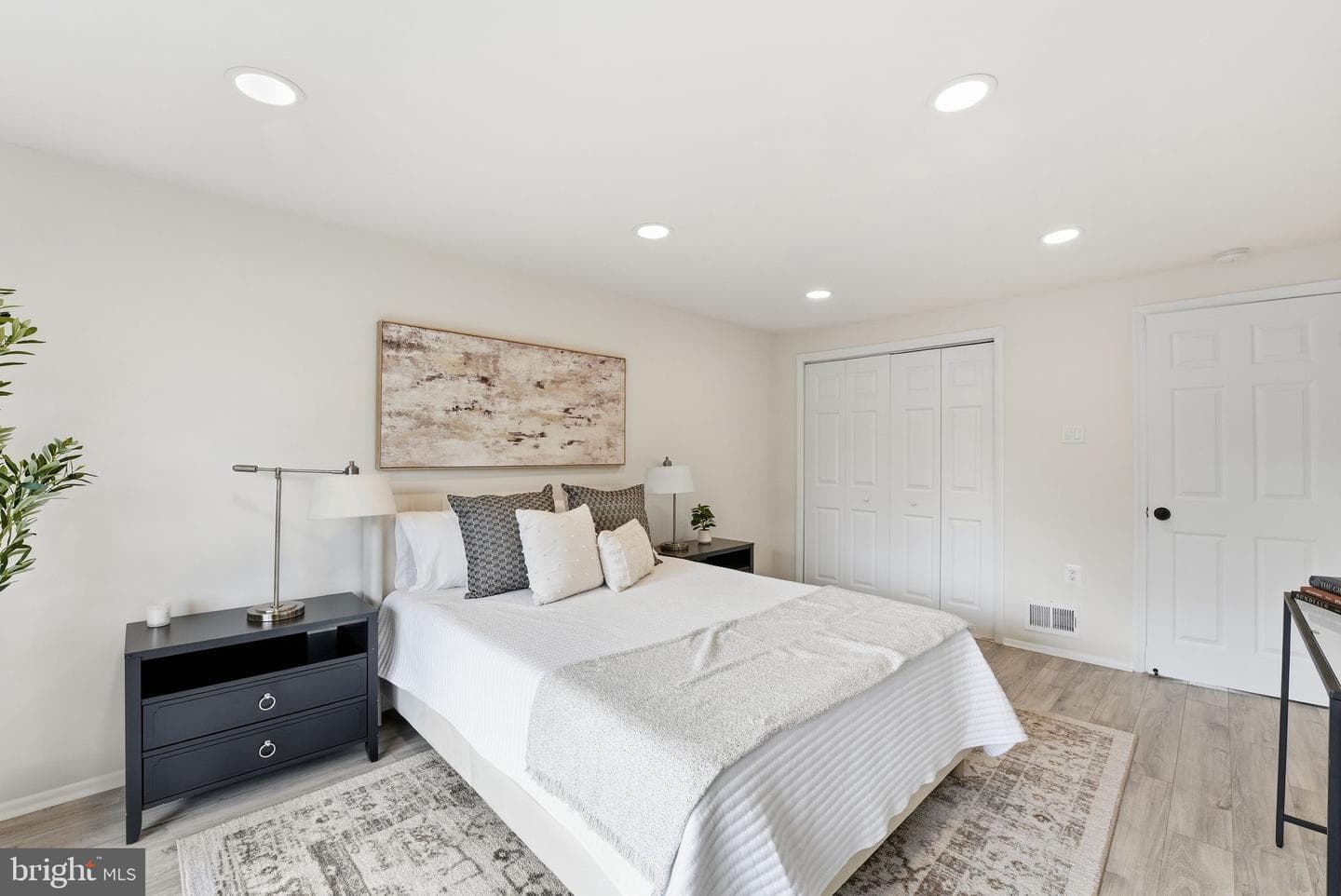 208 Willow Ter photo 11