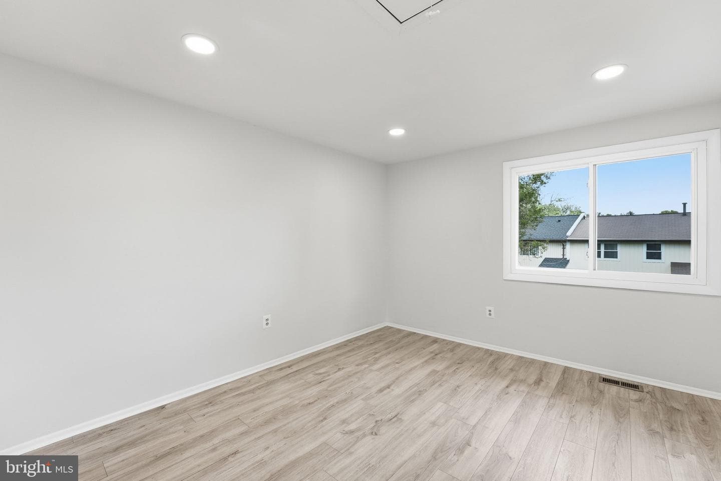 208 Willow Ter photo 18