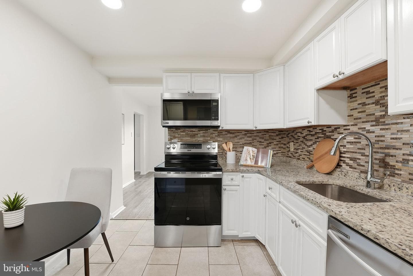 208 Willow Ter photo 7