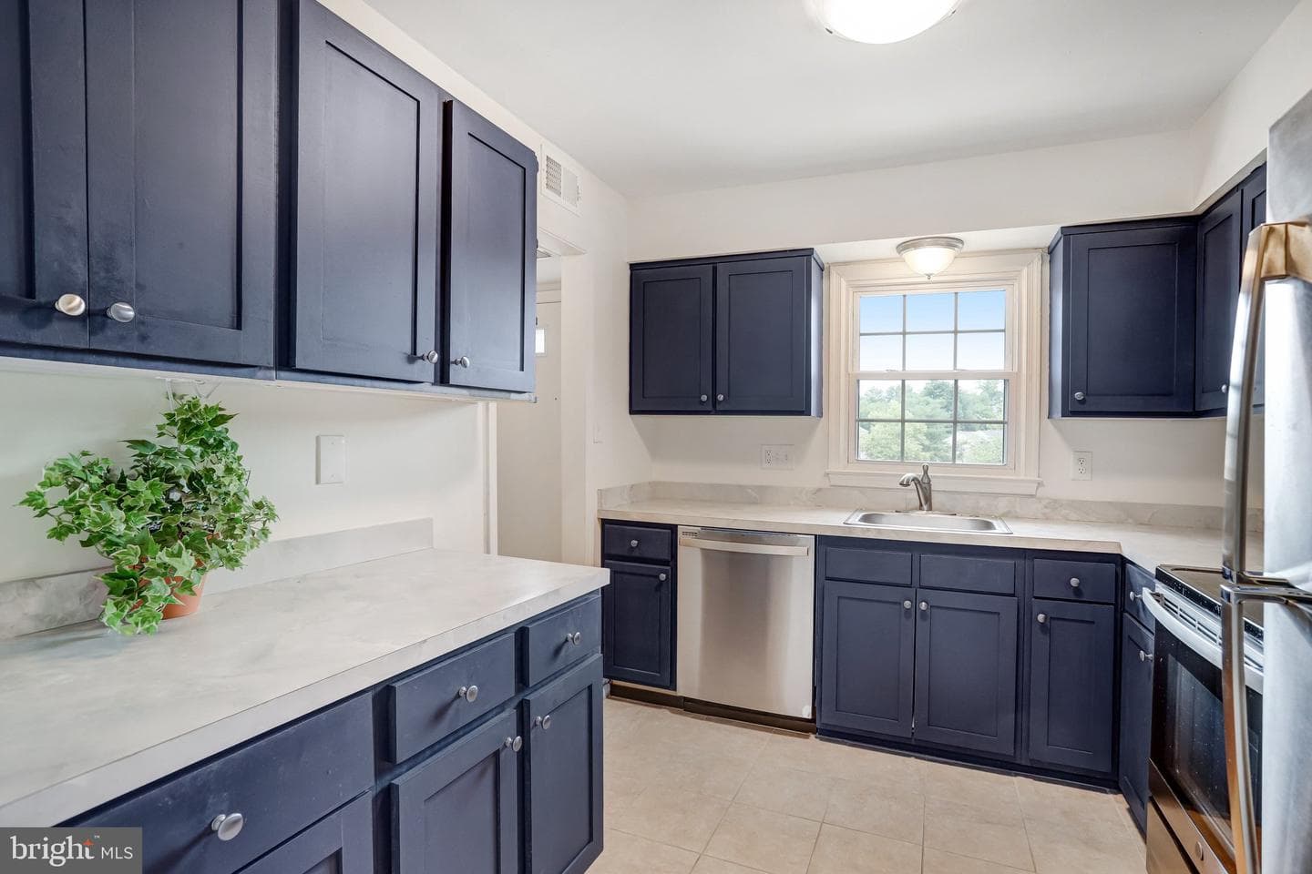 1033 Margate Court photo 9