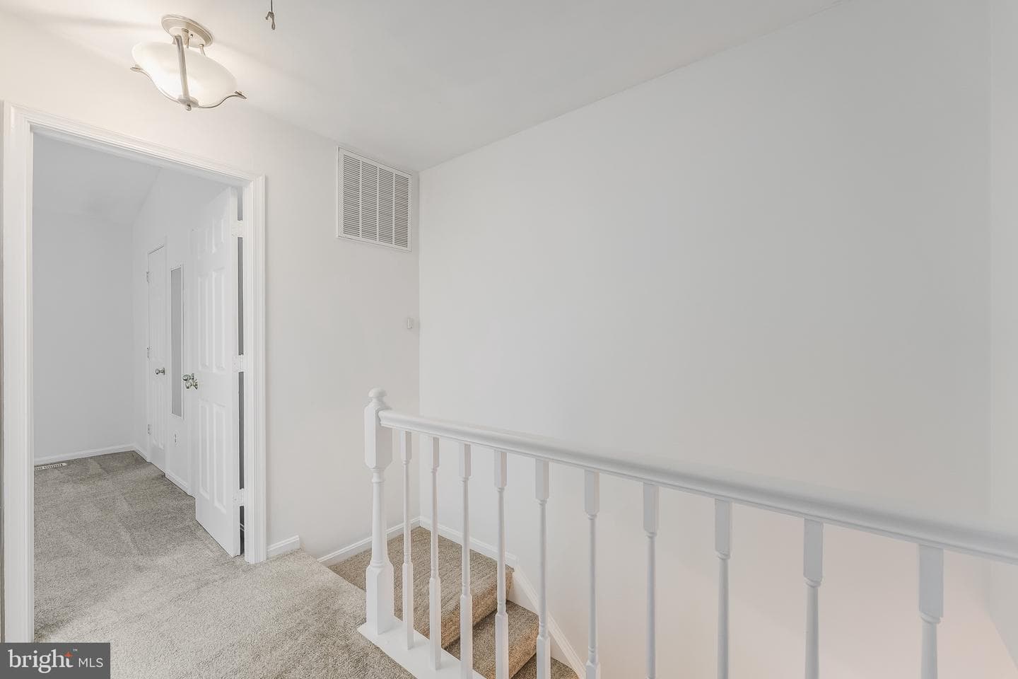 98 Saint Charles Square photo 17
