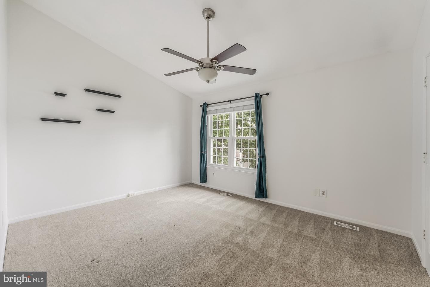 98 Saint Charles Square photo 18