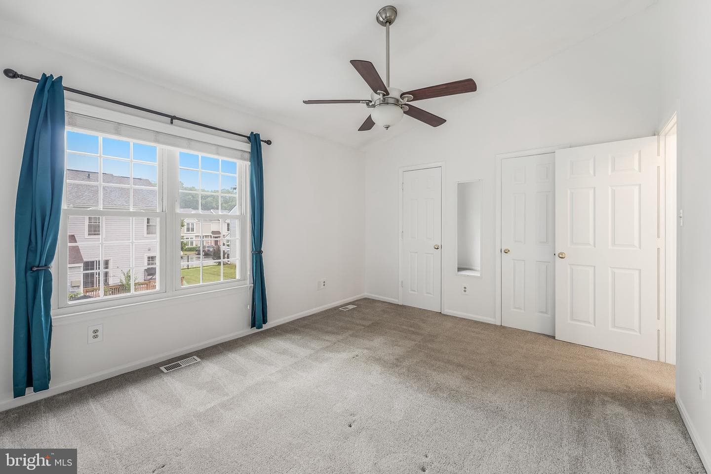 98 Saint Charles Square photo 19