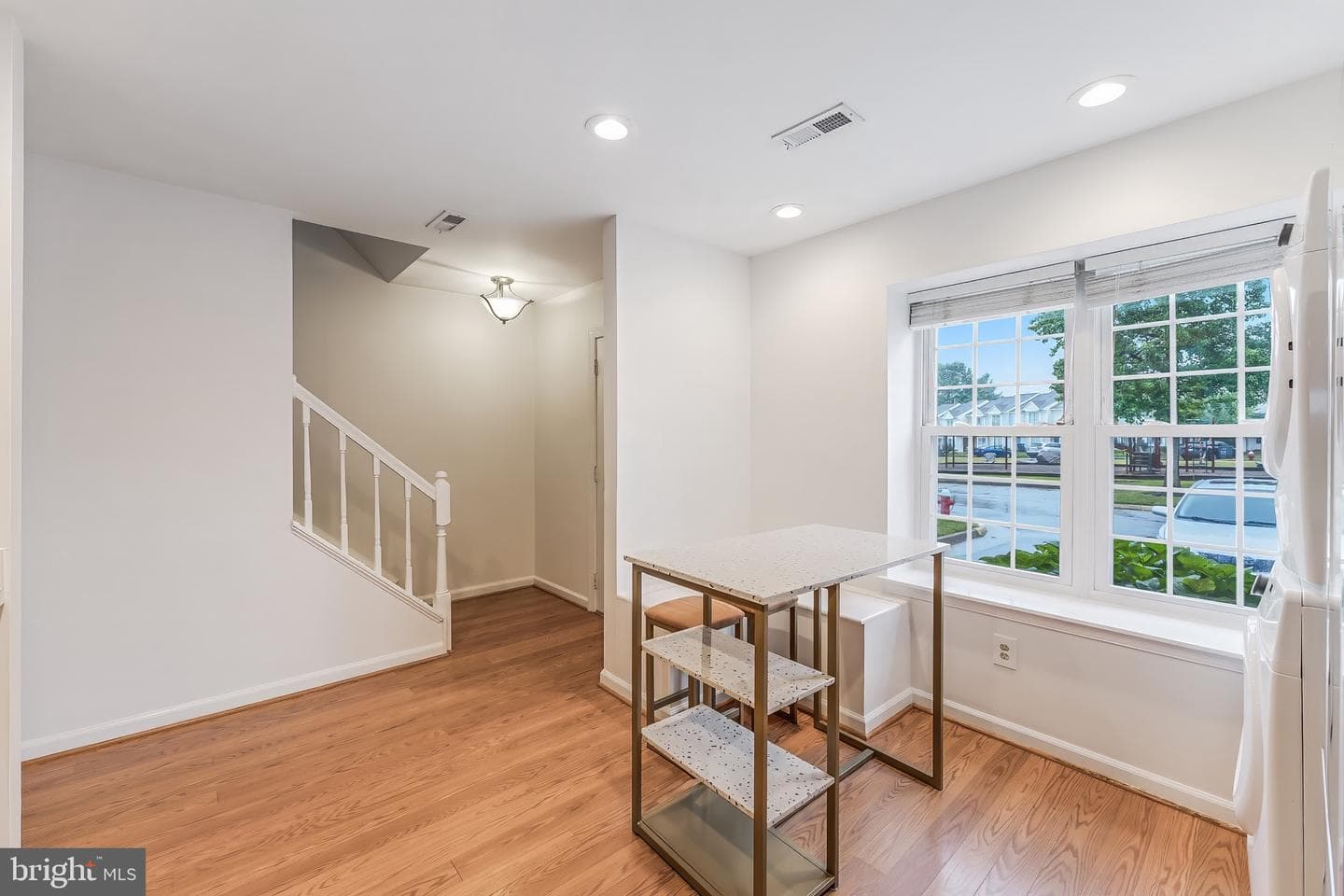 98 Saint Charles Square photo 8