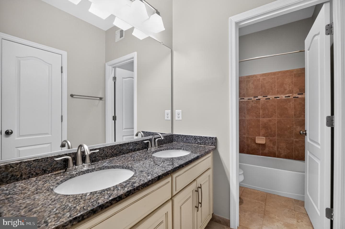 41857 Diabase Square photo 24