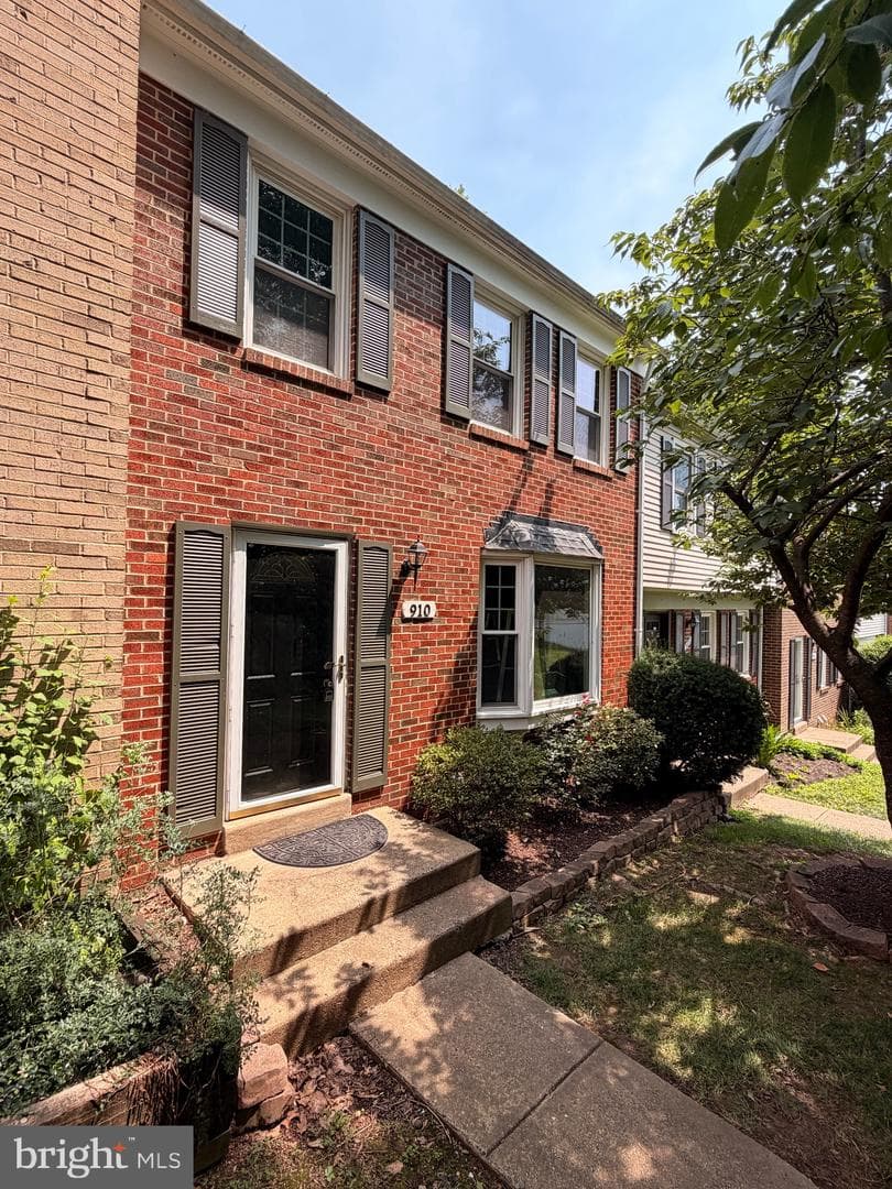 910 Sherwood Court photo 1