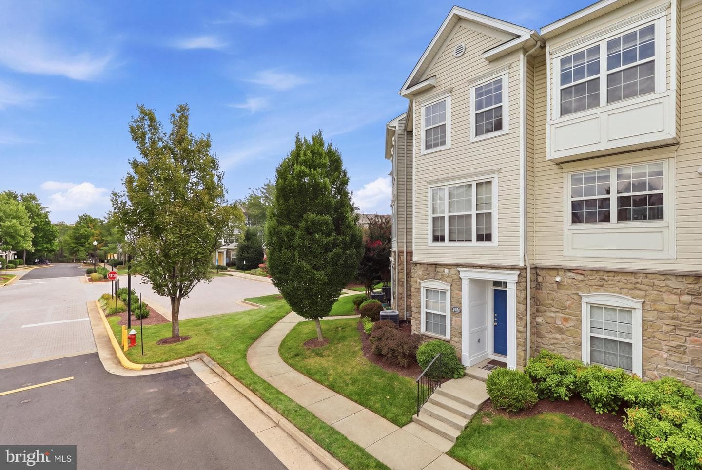 21800 Dragons Green Square photo 1