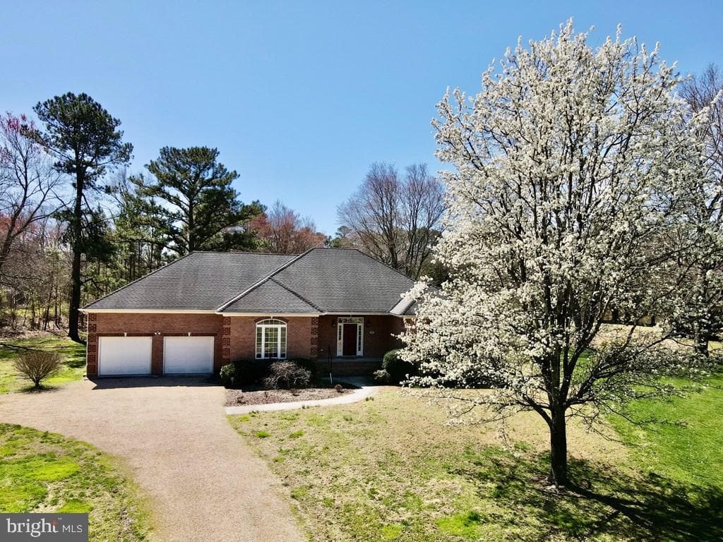147 Sir Guy Drive photo 34