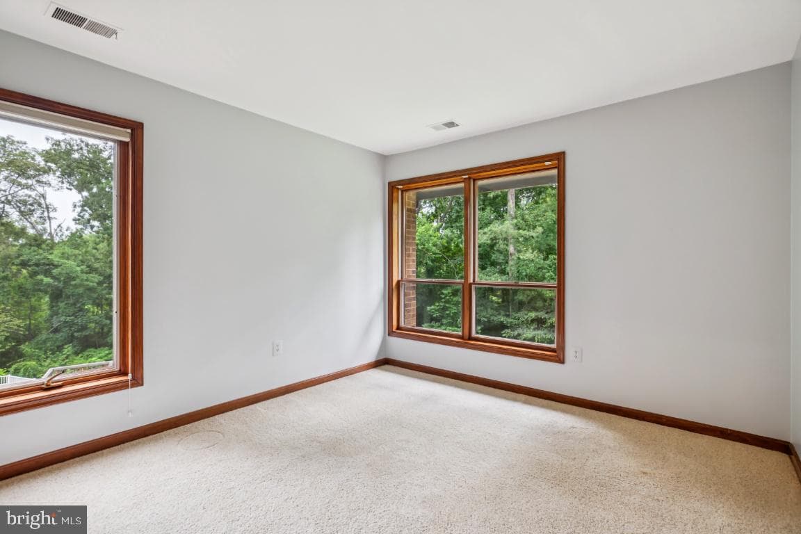 9601 Gladstone Street photo 20