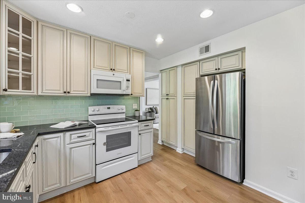 8746 Country Ln photo 11